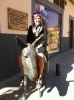 Isa a cavallo di un burro