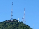 Antenne che sovrastano la cittadina